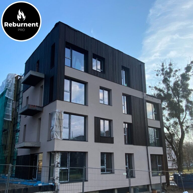 degintos medienos fasado apdaila daugiabutyje