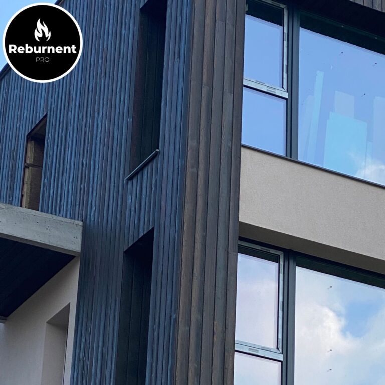 degintos medienos fasado apdaila daugiabutyje iš arčiau