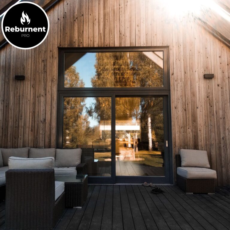 degintos medienos terasa ir fasadas ryto metu