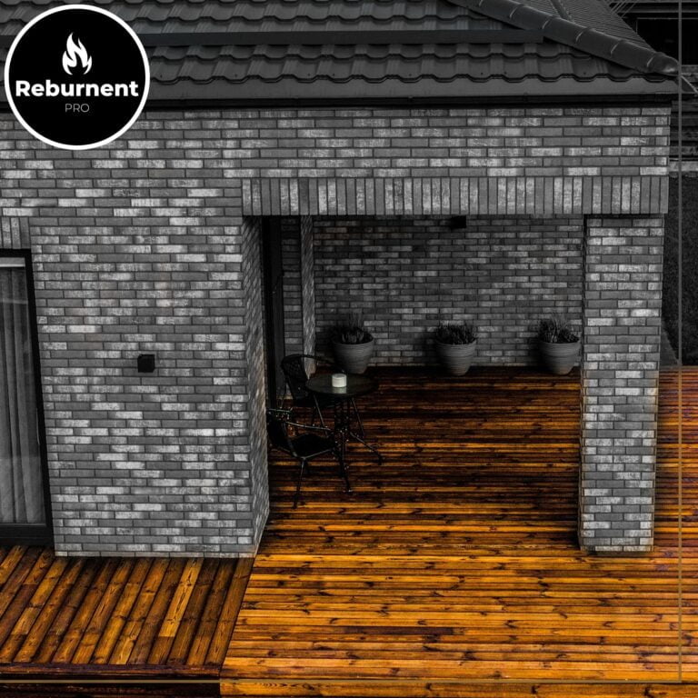 Degintos medienos terasa su šviesiu plytų fasadu ir šiltais natūraliais tonais