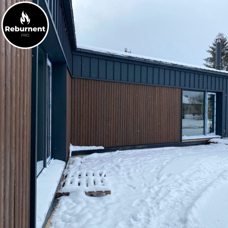 stilingas degintos medienos fasadas