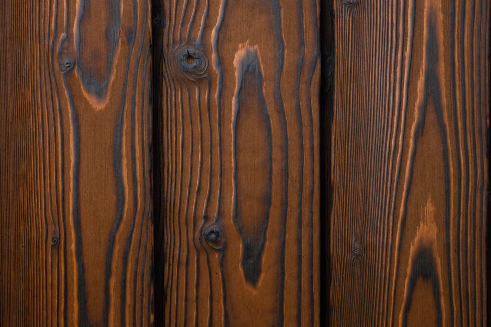 Pine degintos medienos atspalvis