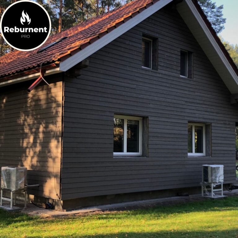 Degintos medienos lentomis atnaujintas namo fasadas