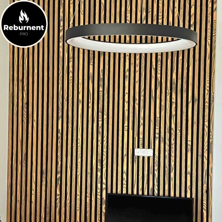 Degintos medienos vertikalios juostos interjere su apvaliu LED šviestuvu