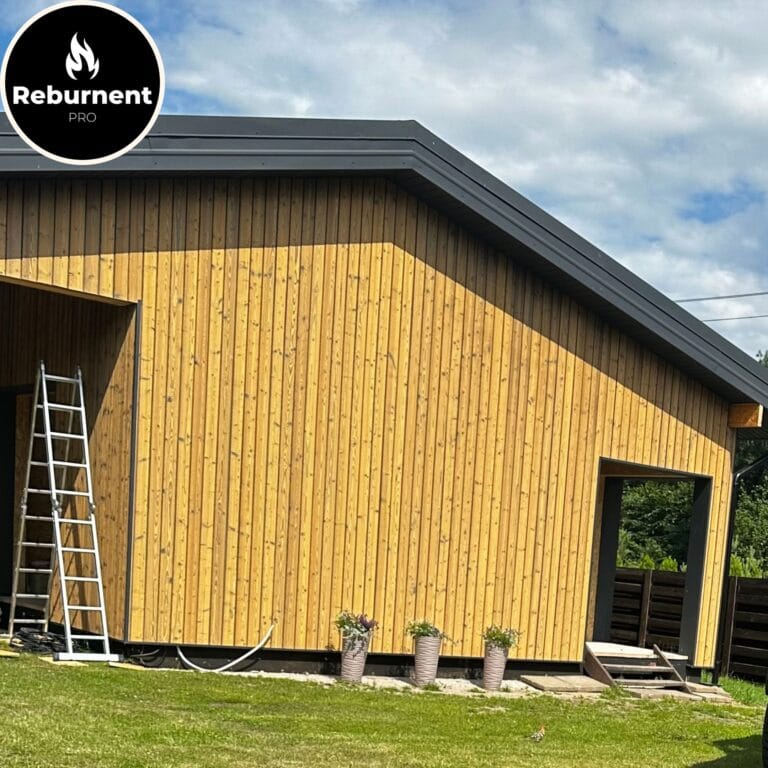 Ryškus ir išsiskiriantis degintos medienos fasadas