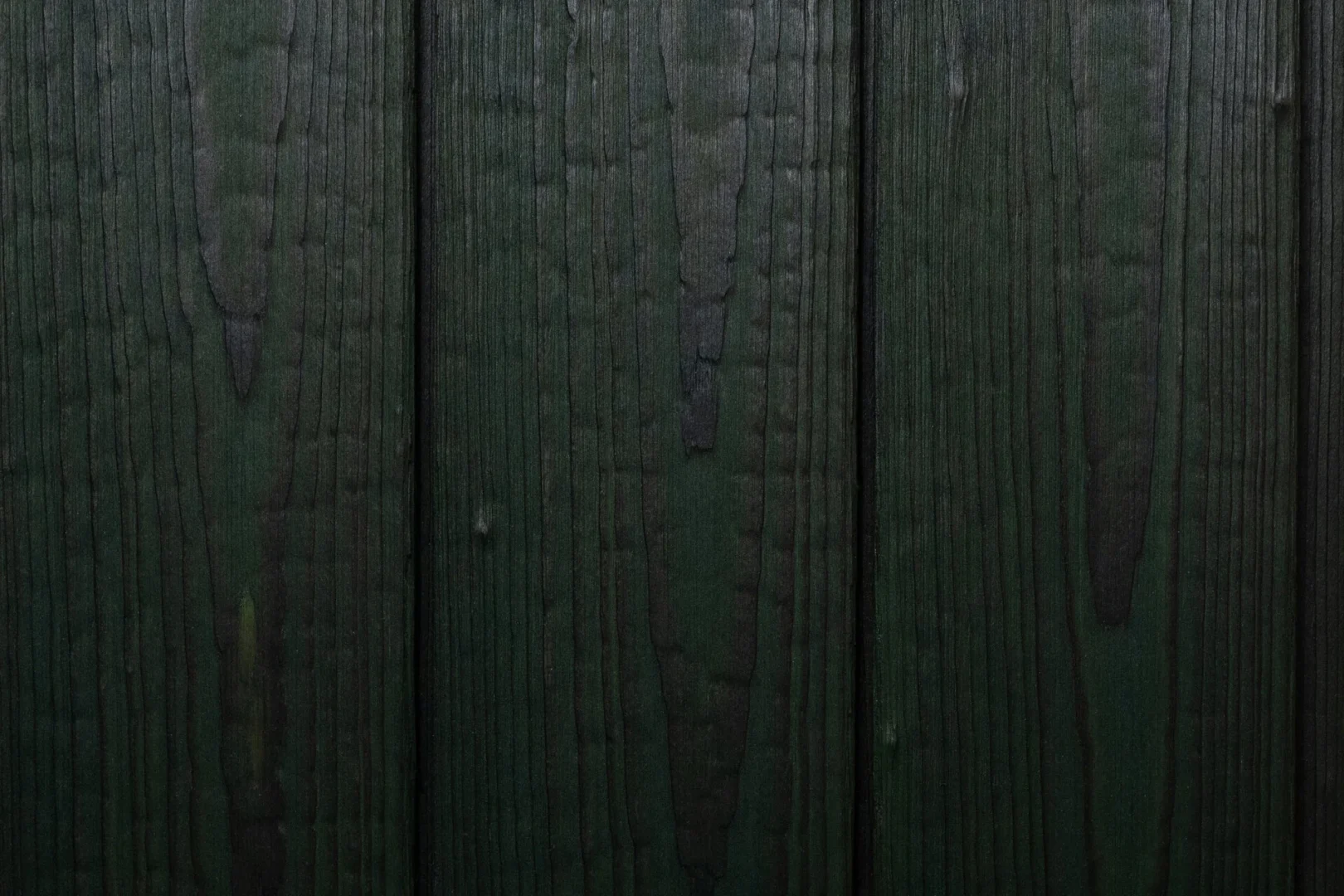 Dark Green Shou sugi ban atspalviai šalia vienas kito