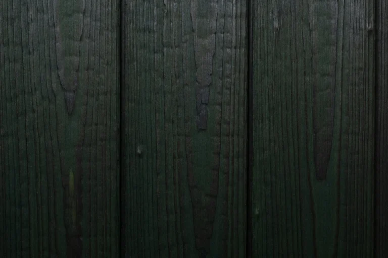 Dark Green Shou sugi ban atspalviai šalia vienas kito