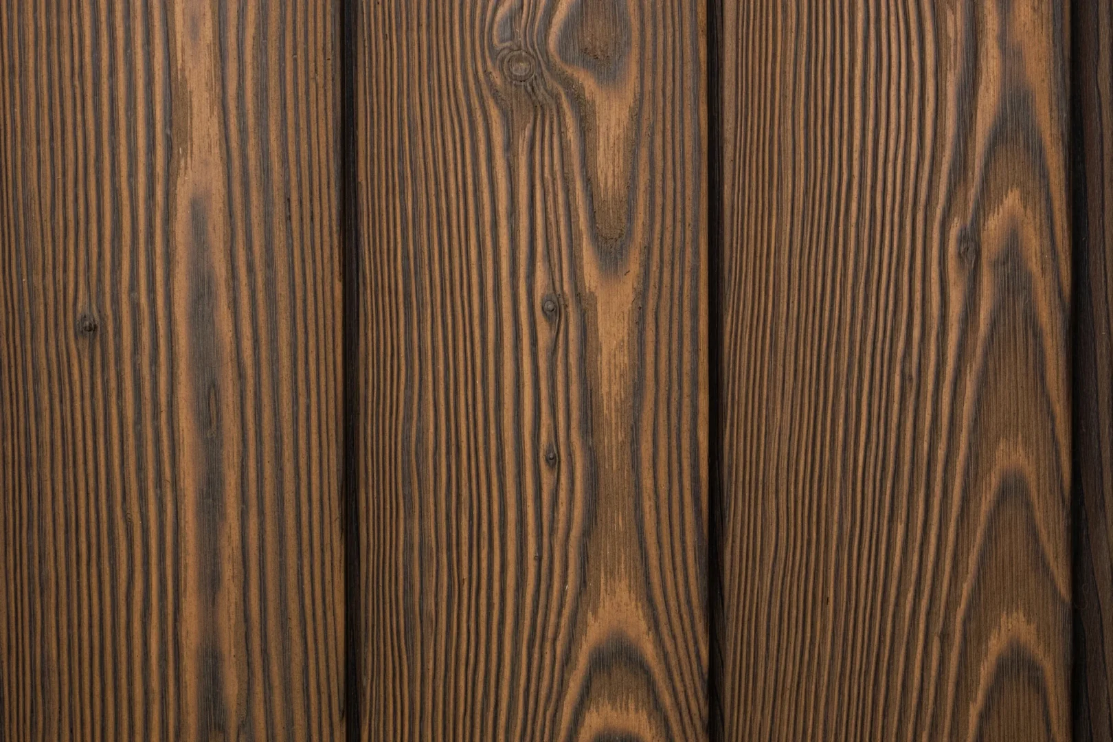 Hemlock Shou sugi ban atspalviai šalia vienas kito