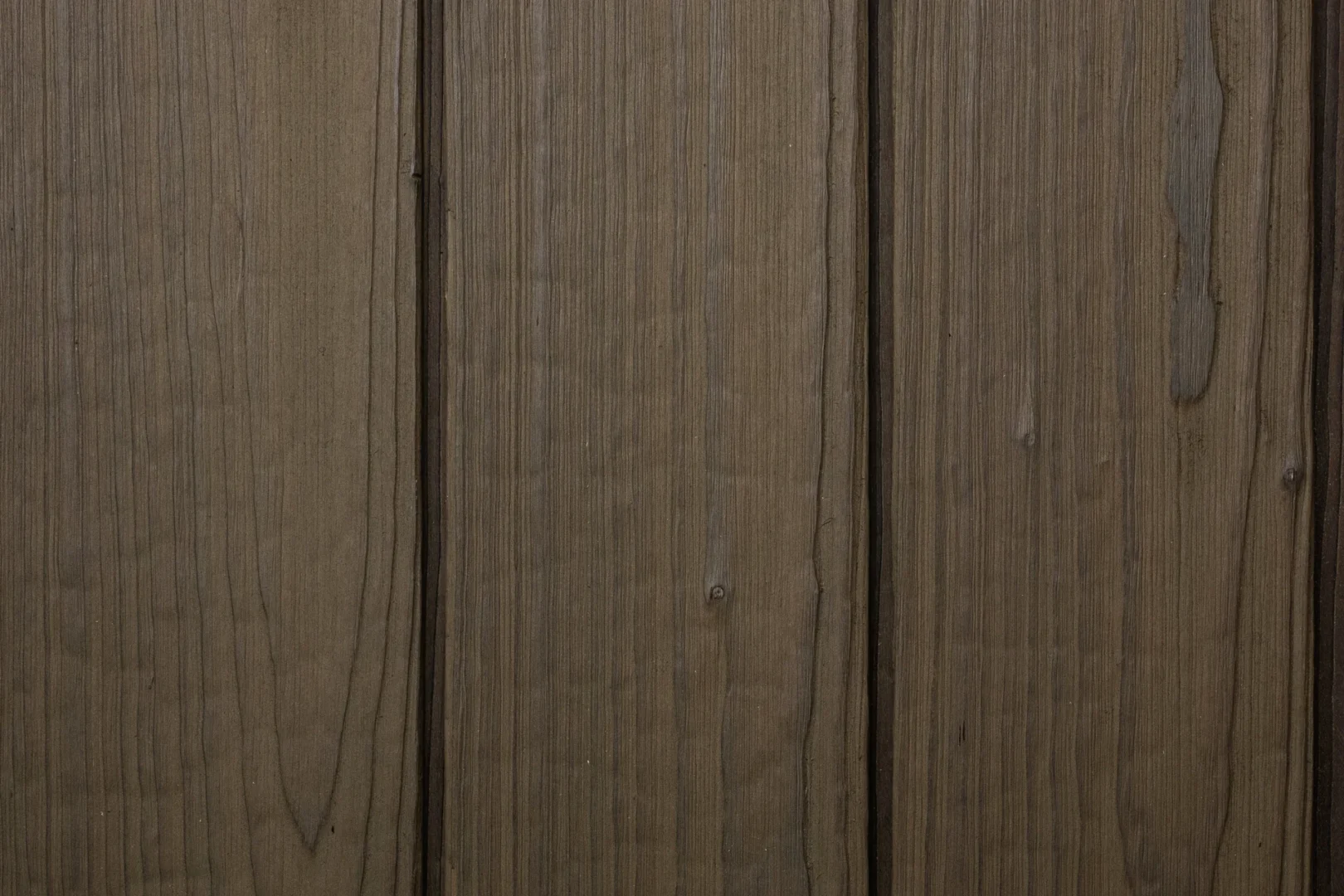 Light Pistachion Shou sugi ban atspalviai šalia vienas kito