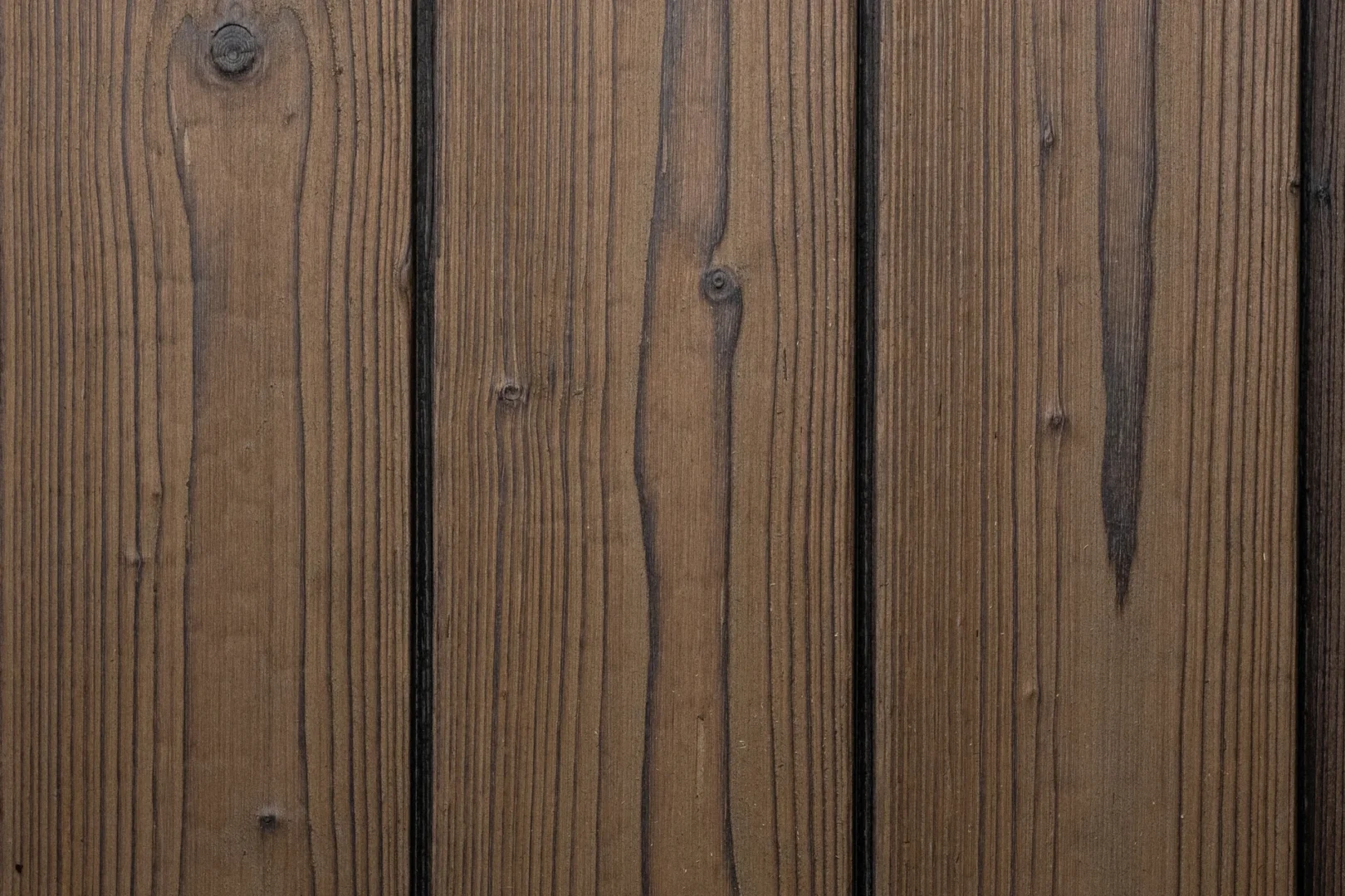 Nebelgrou Shou sugi ban atspalviai šalia vienas kito