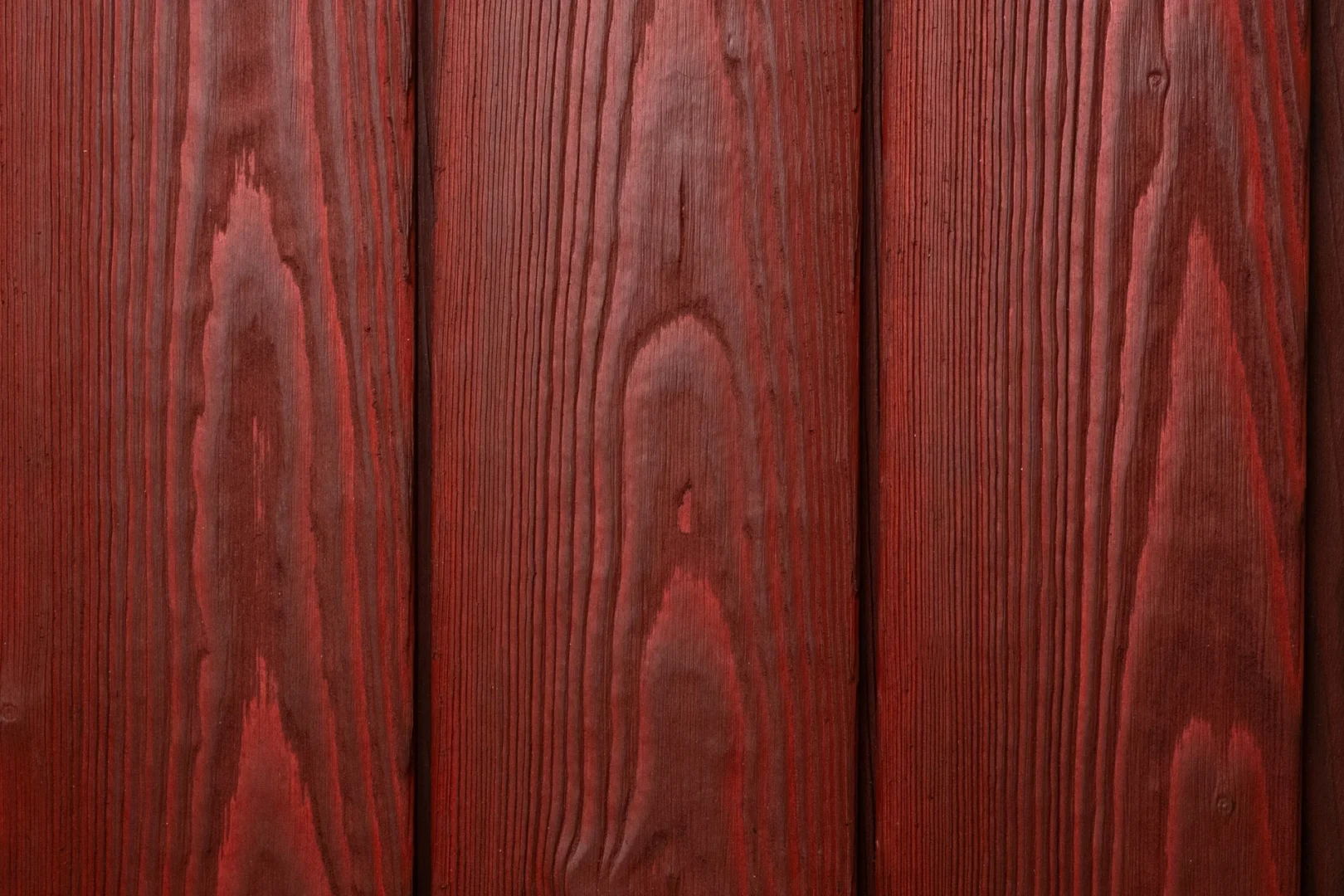 Sweden red Shou sugi ban atspalviai šalia vienas kito