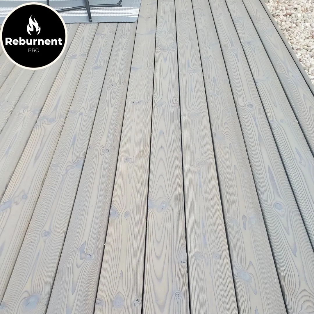 Degintos medienos terasos lentos clay grey atspalvis, apdorotos pagal Shou Sugi Ban (Yakisugi) technologiją