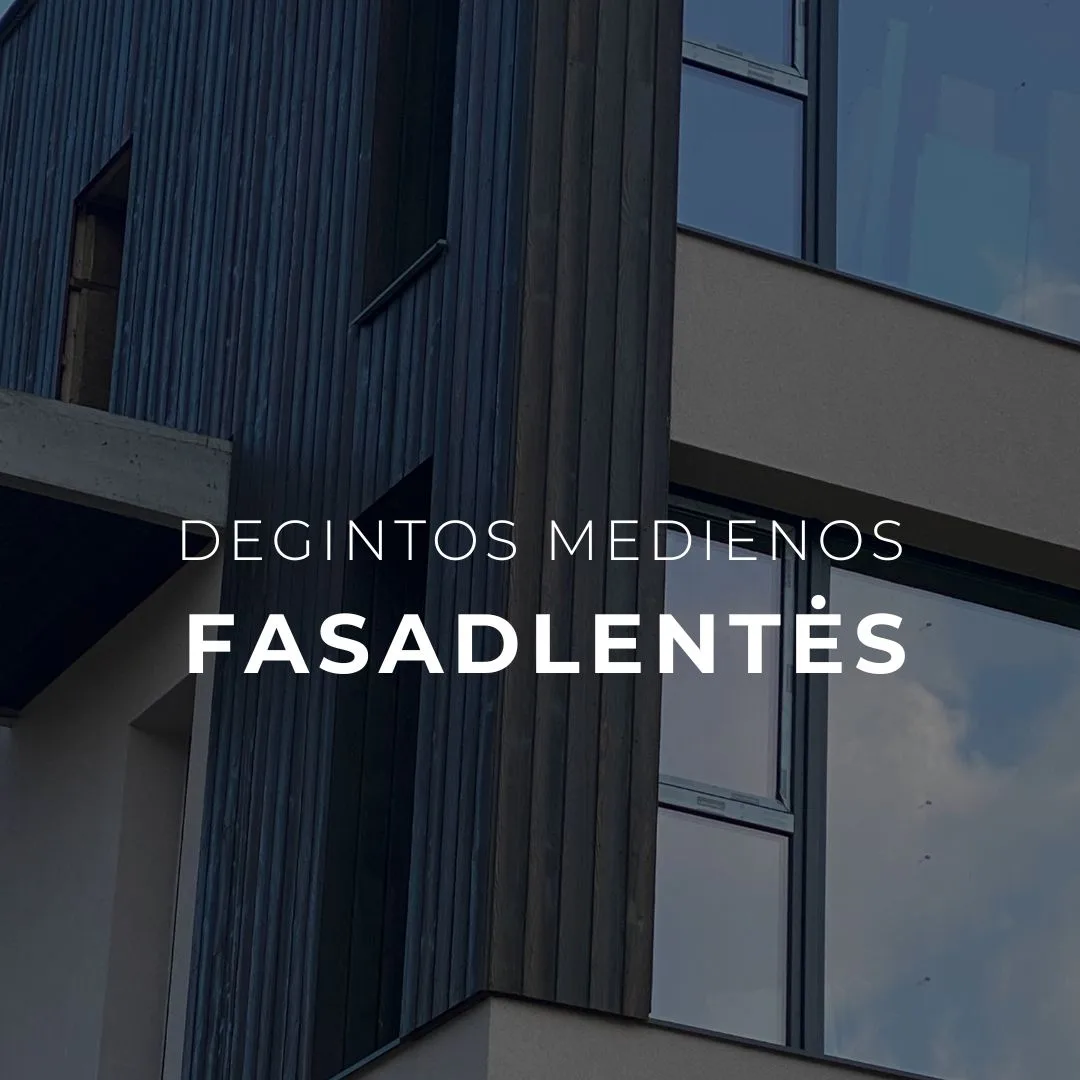 Modernus pastato fasadas su vertikaliomis degintos medienos lentomis, apdorotomis pagal Shou Sugi Ban (Yakisugi) technologiją