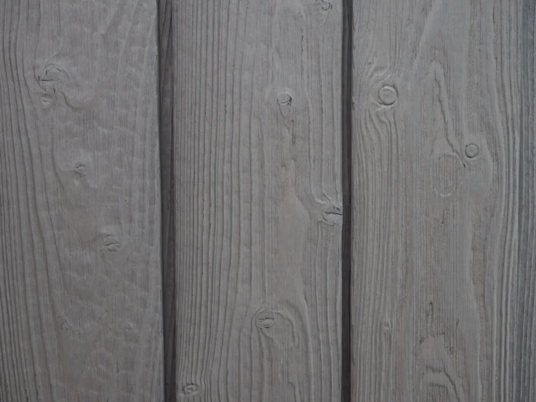 Degintos maumedžio medienos lenta “Clay Grey” atspalvio, su ryškia natūralia tekstūra ir šakų raštais